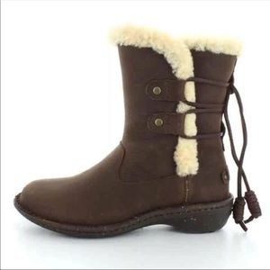 UGG AKADIA BOOTS